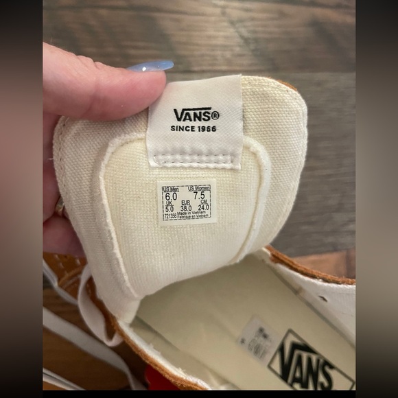 VANs - Picture 3 of 5